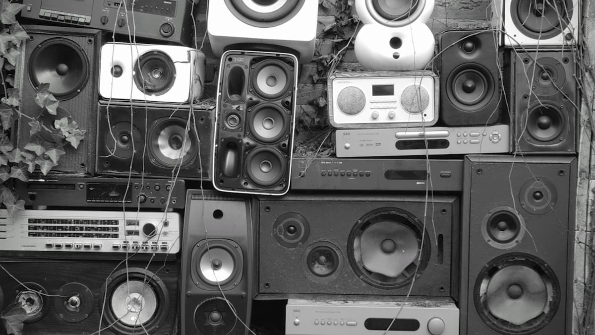 Active versus passive in 2026: when the amplifier moves inside the speaker